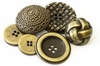 Aufwendige Designs für Knöpfe aus Metall und Naturmaterialien. Gesehen bei Butonia-Kahage Photo: Butonia-Kahage