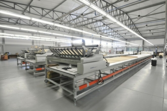 Insgesamt drei Legemaschinen gewährleisten spannungsfreies Legen von Materialien aller Art für DOB und HAKA sowie KIKO von N.S.T. Portugal