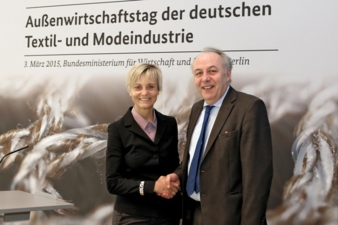 Ingeborg Neumann, Präsidentin
des Gesamtverbandes der deutschen Textil- und
Modeindustrie und Staatssekretär Matthias Machnig auf dem Außenwirts...