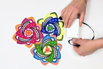 Für textile Sensorflächen bietet die Stickerei (Großstickmaschinen) einzigartige Möglichkeiten Photo: Forster Rohner