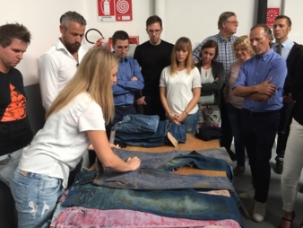 Alice Tonello, Marketing Tonello, präsentierte zahlreiche Jeans-Modelle und demonstrierte eindrucksvoll die Wirkung der verschiedenen Finishings