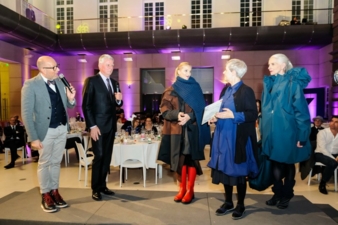 VDMD-Designbotschafter Thomas Rath, Michael Kamm, CEO Sympatex Technologies, Model, 1. Preisträgerin Ursula Laudien, Model
(von links nach rechts)...